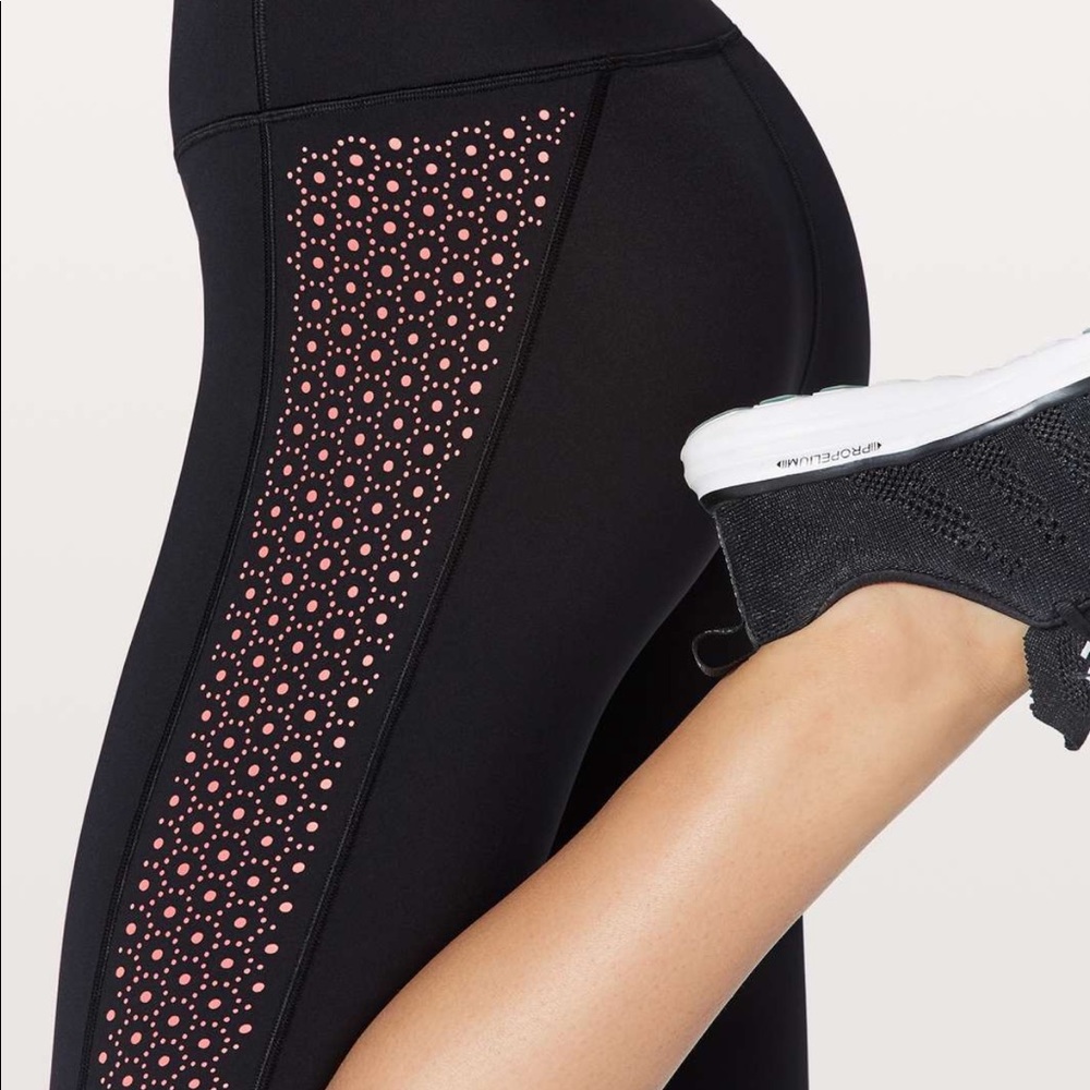 NWT 🍋Lululemon Black crops🍋
